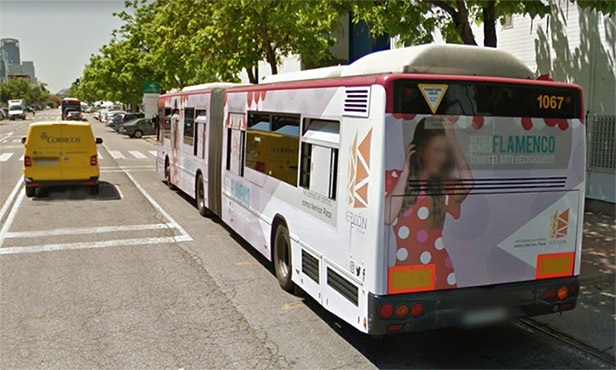 autobus articulado con publicidad