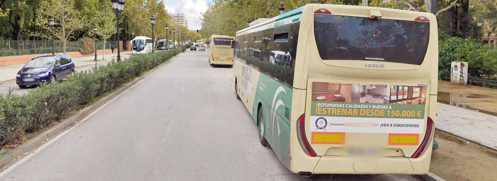 autobús interurbano desde atrás con publicidad