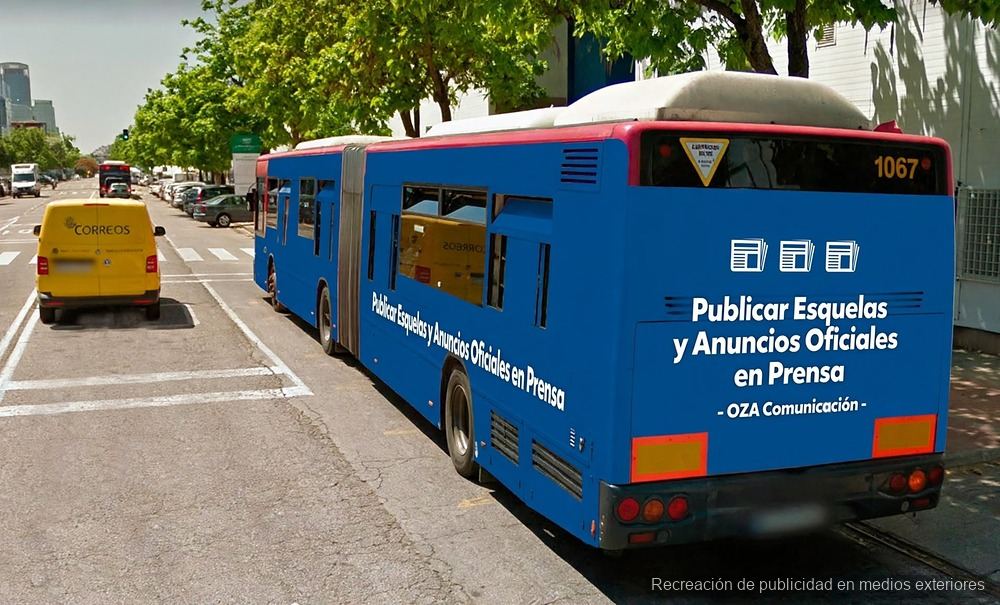 Autobús articulado con publicidad en la trasera
