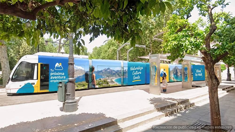 Tranvía Metrocentro de Sevilla rotulado con publicidad integral junto a una parada